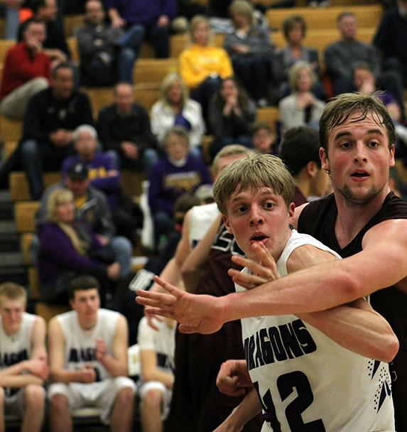 Senior+Kenton+Thoms+tries+to+block+his+opponent+from+Dowling%0ACatholic.+The+boys%E2%80%99+basketball+team+played+against+Dowling+Catholic%2C%0AFeb.+5%2C+losing+72-67.