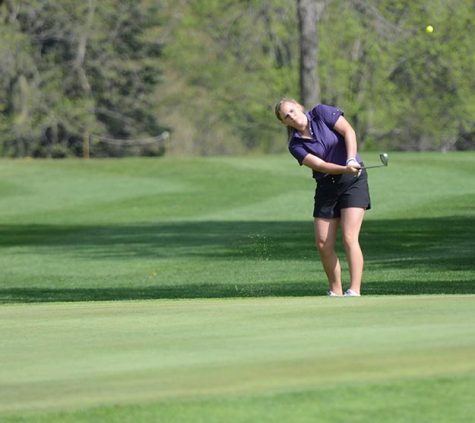 Senior Kennedy Kramer chips the ball on to the putting green on the second hole. Kramers nine-hole average score is 51.50.