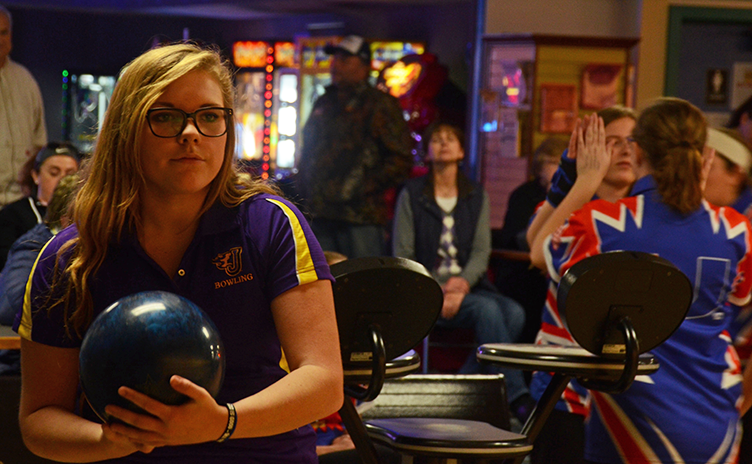 Chantelle+Foster+19+prepares+to+roll+the+ball+in+the+third+home+bowling+meet+at+Plaza+Lanes.+Bowling+teams+competed+Dec.+8.
