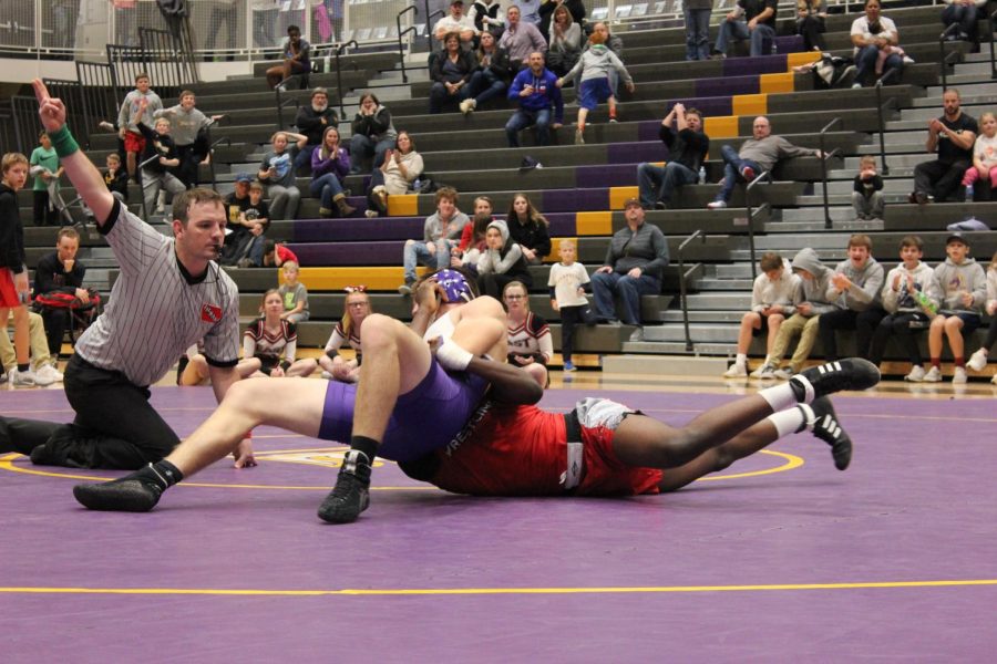 Varsity+Wrestling+Narrowly+Loses+to+Des+Moines+East