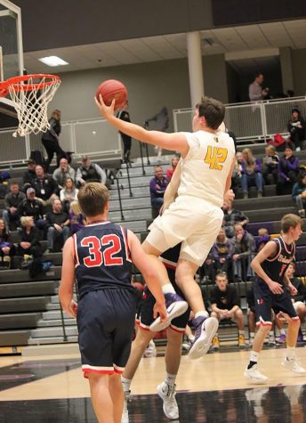 Boy’s basketball beats Urbandale 64-51