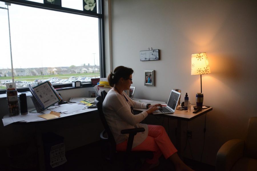 Counselor+Erica+Woods-Schmitz+works+at+her+desk.