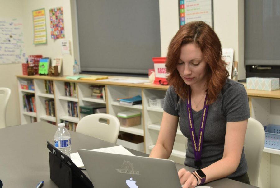 Sarah+Love+checking+her+emails+before+her+class+begins.