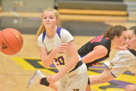 Anna Gosling '21 passes the ball to a teammate.